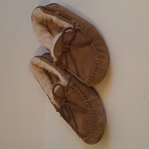 UGG Womens Size 7 Fleece Lined Mocasins